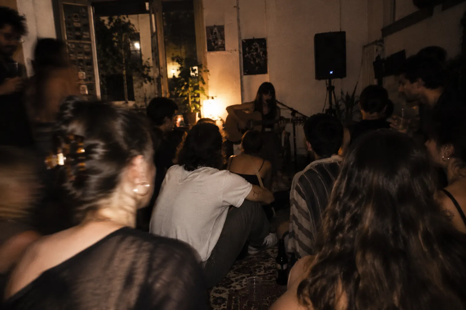 Cantautrice live con chitarra acustica e luce calda