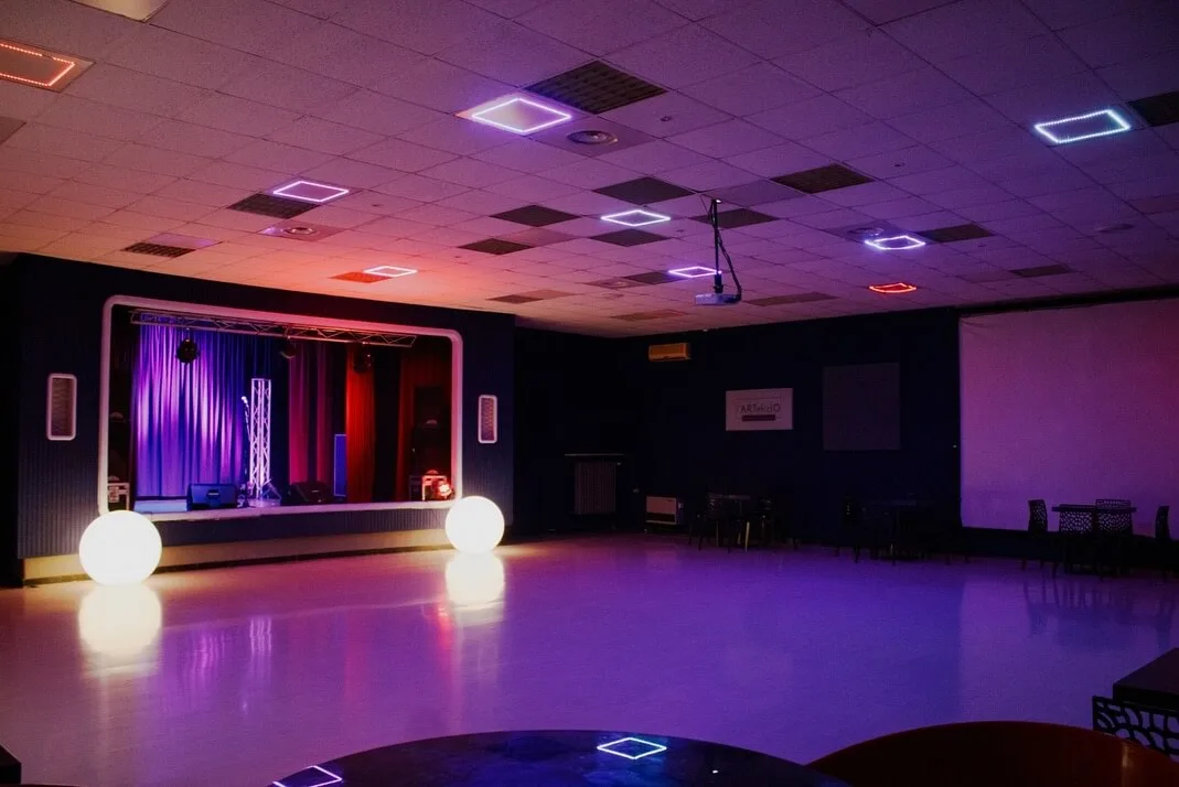 Palco e strumenti pronti per il concerto