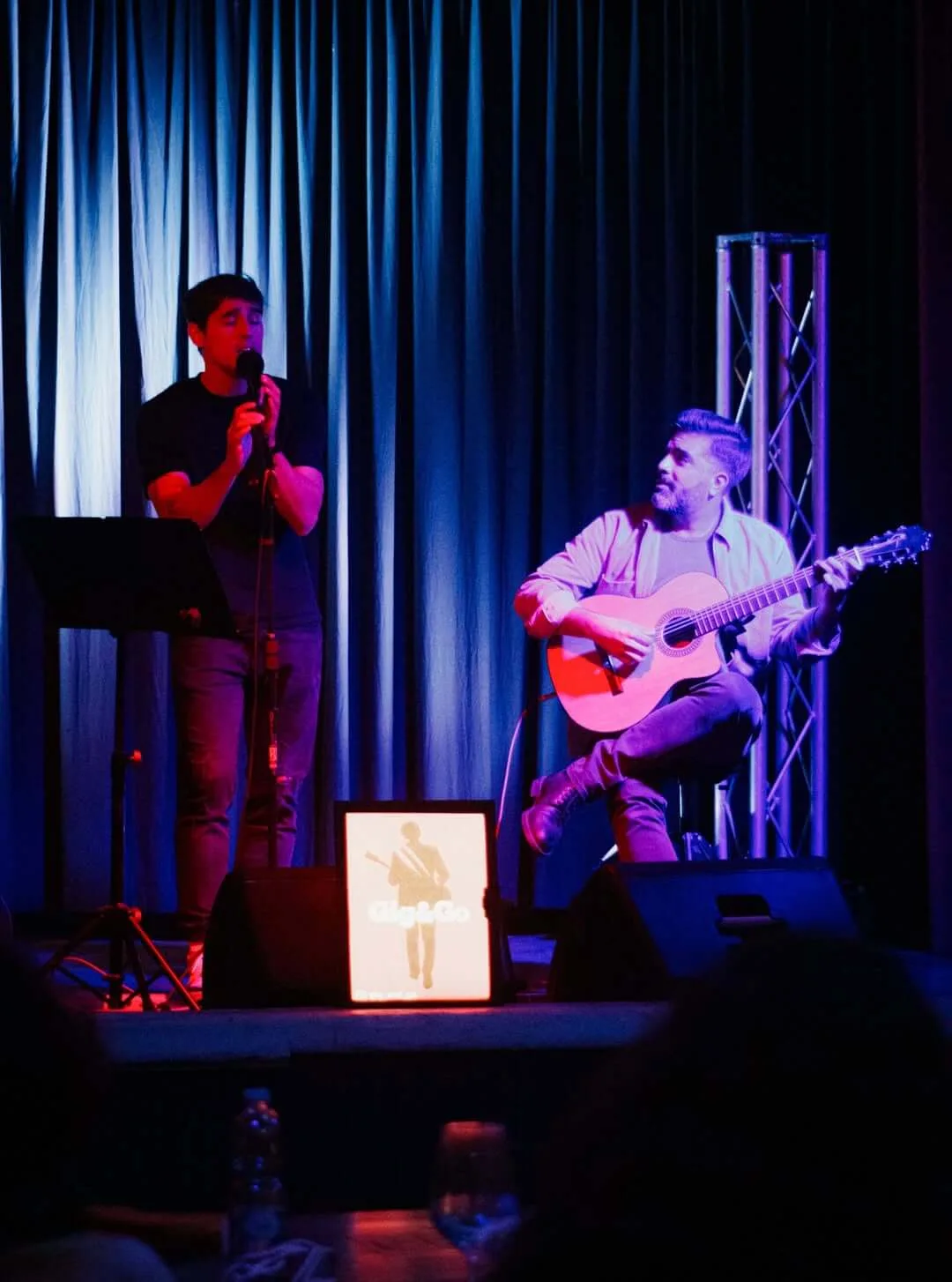 Juan Pablo Pellicer chitarra e voce sul palco